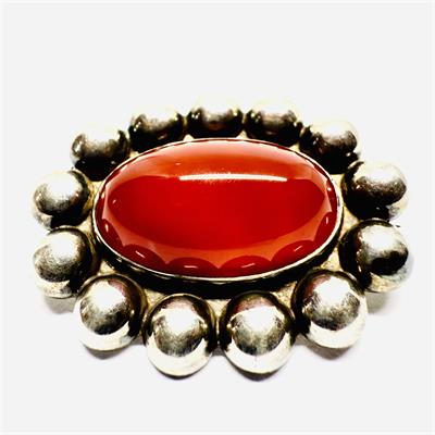 Výrazná stříbrná brož s karneolem