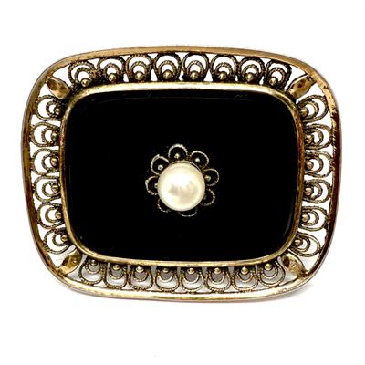 Stříbrná brož s onyxem a perlou