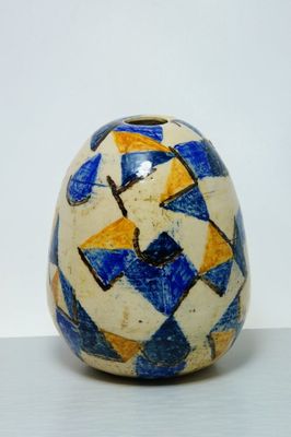 Kubistická keramika - vázička ve tvaru vejce