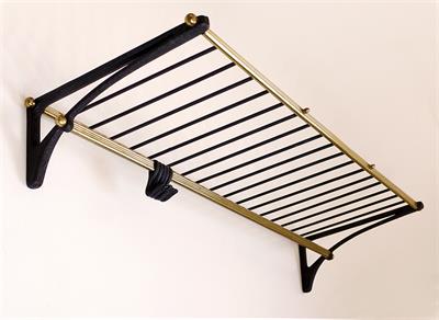 Nástěnný věšák s policí.