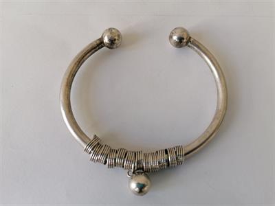 Stříbrný náramek s kuličkou a kroužky