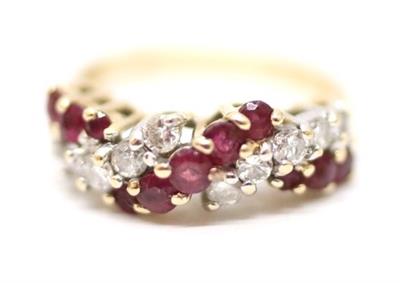 Zlatý prsten s diamanty a rubíny