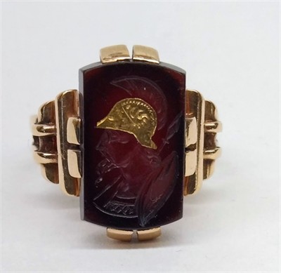 Zlatý prsten s intaglií v onyxu