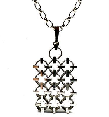 Stříbrný náhrdelník s designovým závěsem