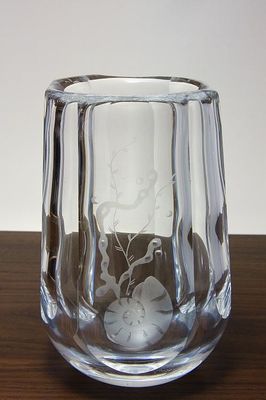 Váza s abstraktní rytinou, masivní fazetově broušené sklo