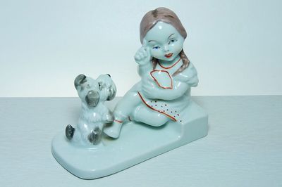 Holčička si hraje s pejsem, figurální porcelán ze 30tých let