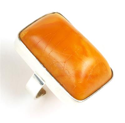 Stříbrný prsten s jantarem