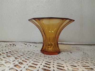 Art deco váza jantarové sklo Moser?
