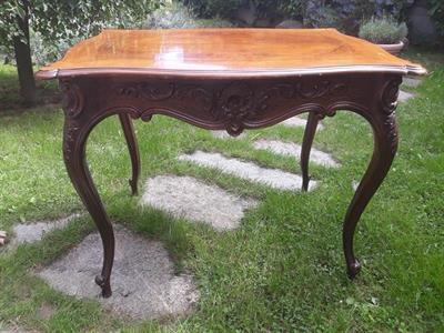 Pseudorokokový stůl