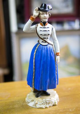 Porcelánová soška ženy