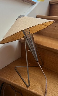 Stolní modernistická lampa