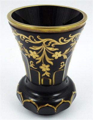 Pohár z tmavého rubínového skla se zlatem