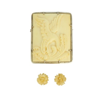 Brož z kosti ve stříbrném rámečku a náušnice