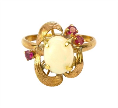 Zlatý prsten s opálem a rubíny