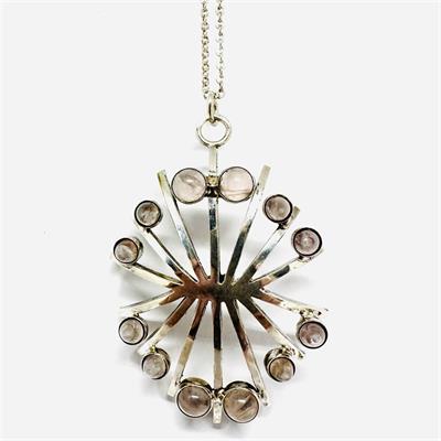 Originální stříbrný náhrdelník s růženíny