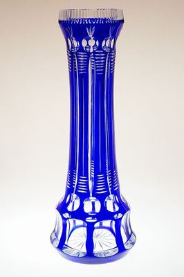 Secesní váza z kobaltově modrého probrušovaného skla, Harrachov