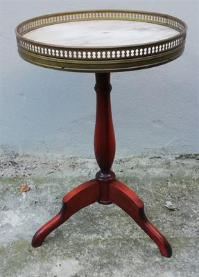 Stoleček s mramorem