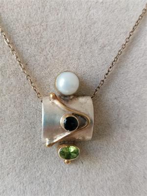 Stříbrný náhrdelník s perlou a kameny