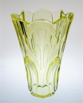 Masivní ART - DECO váza z citrínového skla Rudolf HLOUŠEK