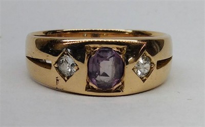 Zlatý alianční prsten s ametystem a diamanty