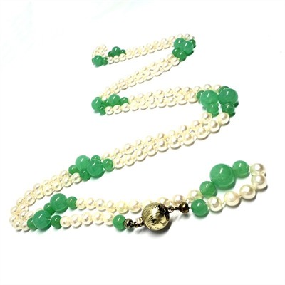 Dlouhý perlový náhrdelník s chryzoprasy a zlatým zapínáním
