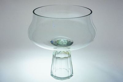 Starý nástolec z čirého fazetově broušeného skla