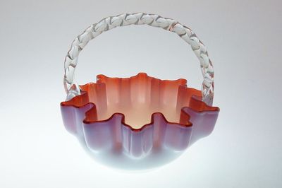 Secesní košíček z opálového hutně tvarovaného skla