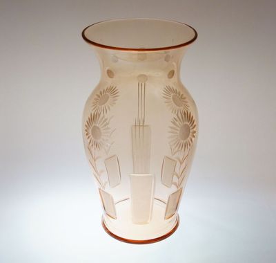 Geometrická secese - broušená váza z rosalinového skla