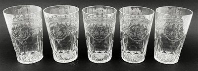 Pět skleniček s písmeny v medailonu