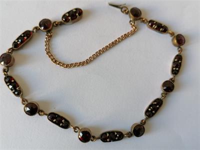 Granátový náramek