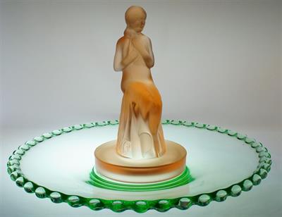 Mísa z uranového skla s rosalínovou soškou sedící dívky