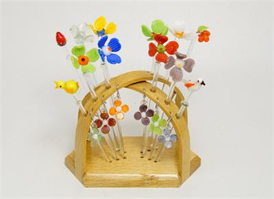 Pestrobarevná skleněná napichovátka v dřevěném stojánku