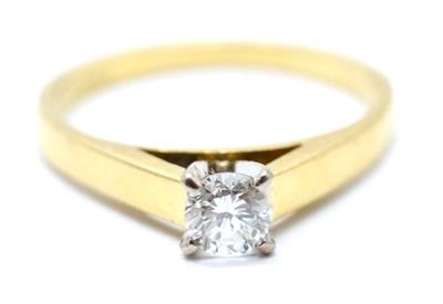 Zlatý prsten s diamantem