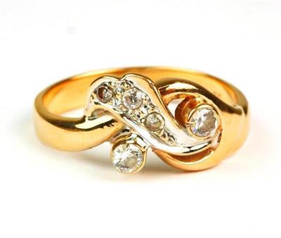 Zlatý prsten se zirkony