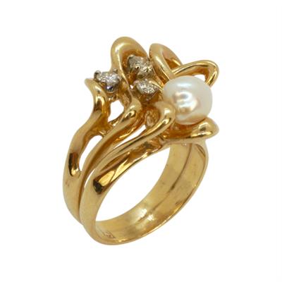 Zlatý prsten s brilianty a perlou