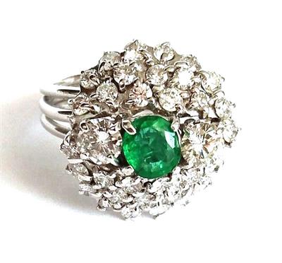 Zlatý prsten se smaragdem a diamanty