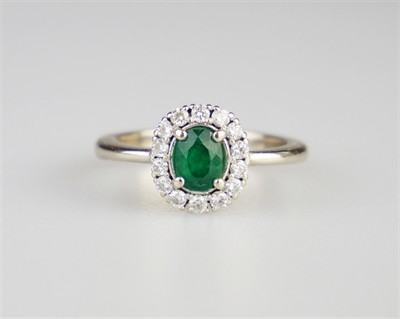 Zlatý prsten se smaragdem a diamanty