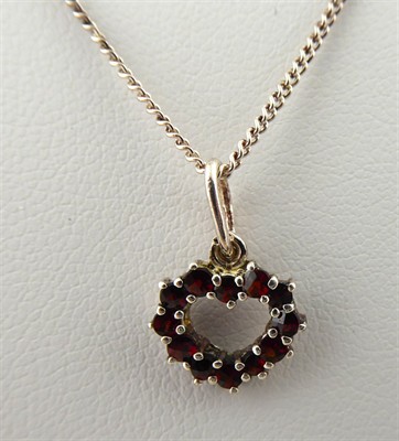 Stříbrný řetízek se srdíčkem z českých granát