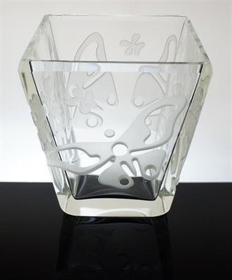 Čirá masivní váza reliéf motýlů - L. SMRČKOVÁ B. NĚMEC 1943