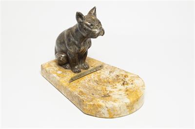 Mramorový popelník s kovovou soškou buldočka