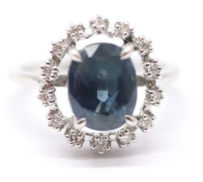 Zlatý prsten s diamanty a safírem