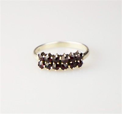 Stříbrný prsten s granáty