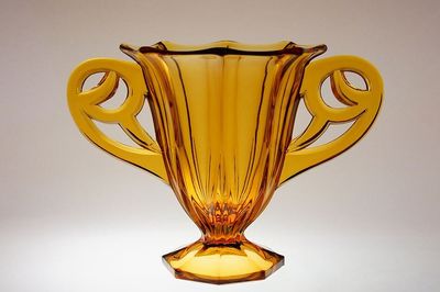 Neobvyklá váza z ambrového skla ve stylu Art - Deco s uchy