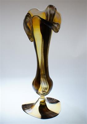 Secesní váza opálové sklo, malovaný dekor a organické hrdlo