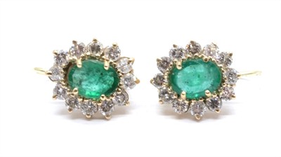 Zlaté náušnice s diamanty a smaragdy