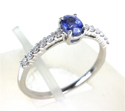 Zlatý prsten s diamanty a safírem