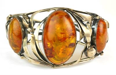 Stříbrný náramek s jantary