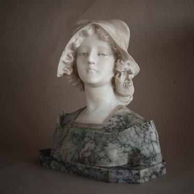 Mramorová busta dívky