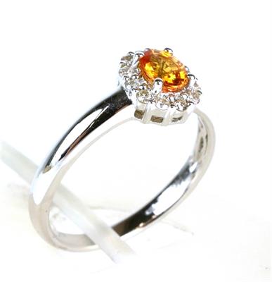 Zlatý prsten s brilianty a safírem