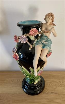 Figurální váza, majolika